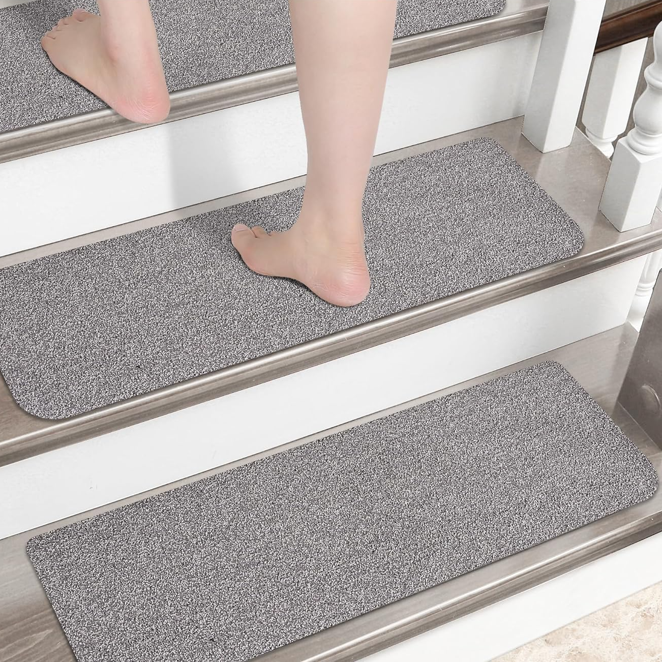 Non-slip stair treads with TPE backing, measuring 22 x 70 cm. Machine washable, self-adhesive pads are made of 100% polyester
