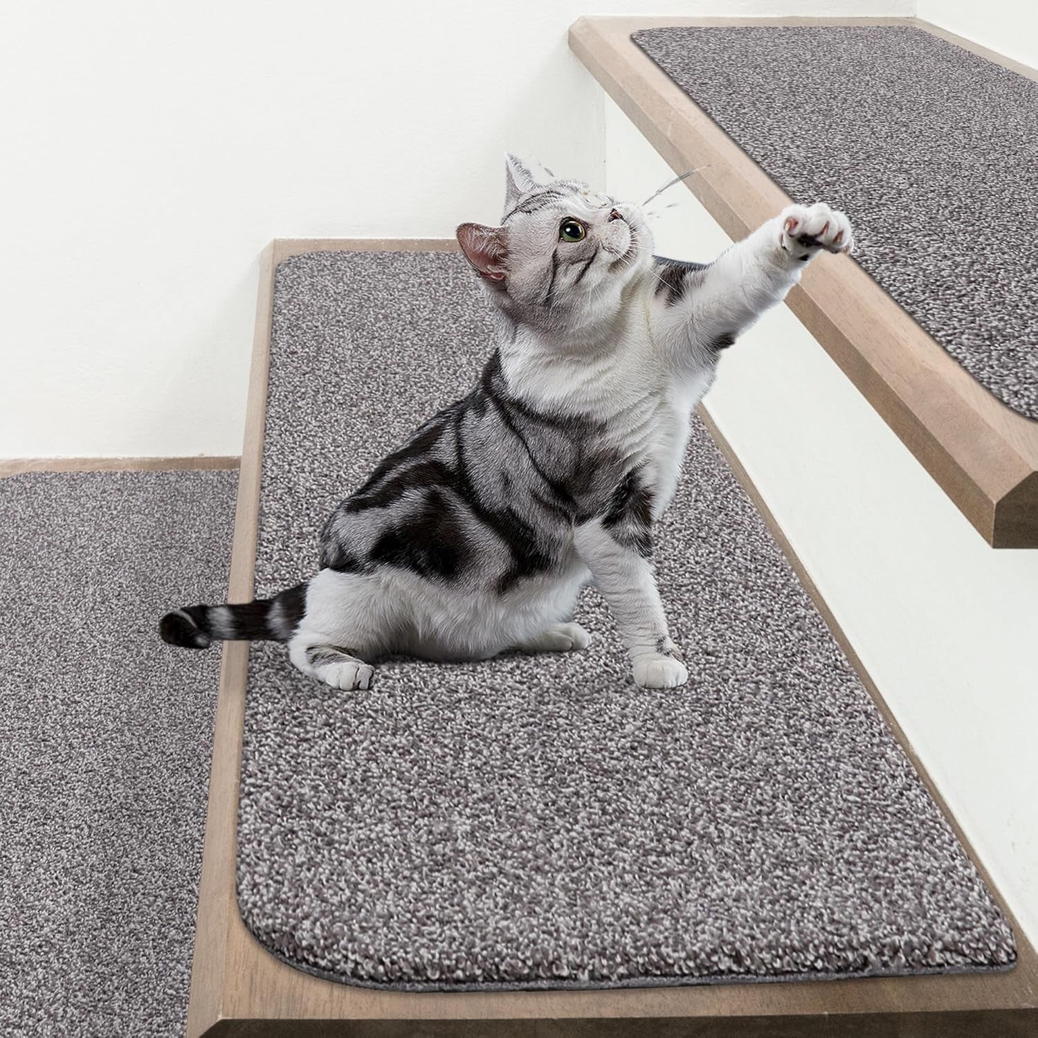 Non-slip stair treads with TPE backing, measuring 22 x 70 cm. Machine washable, self-adhesive pads are made of 100% polyester