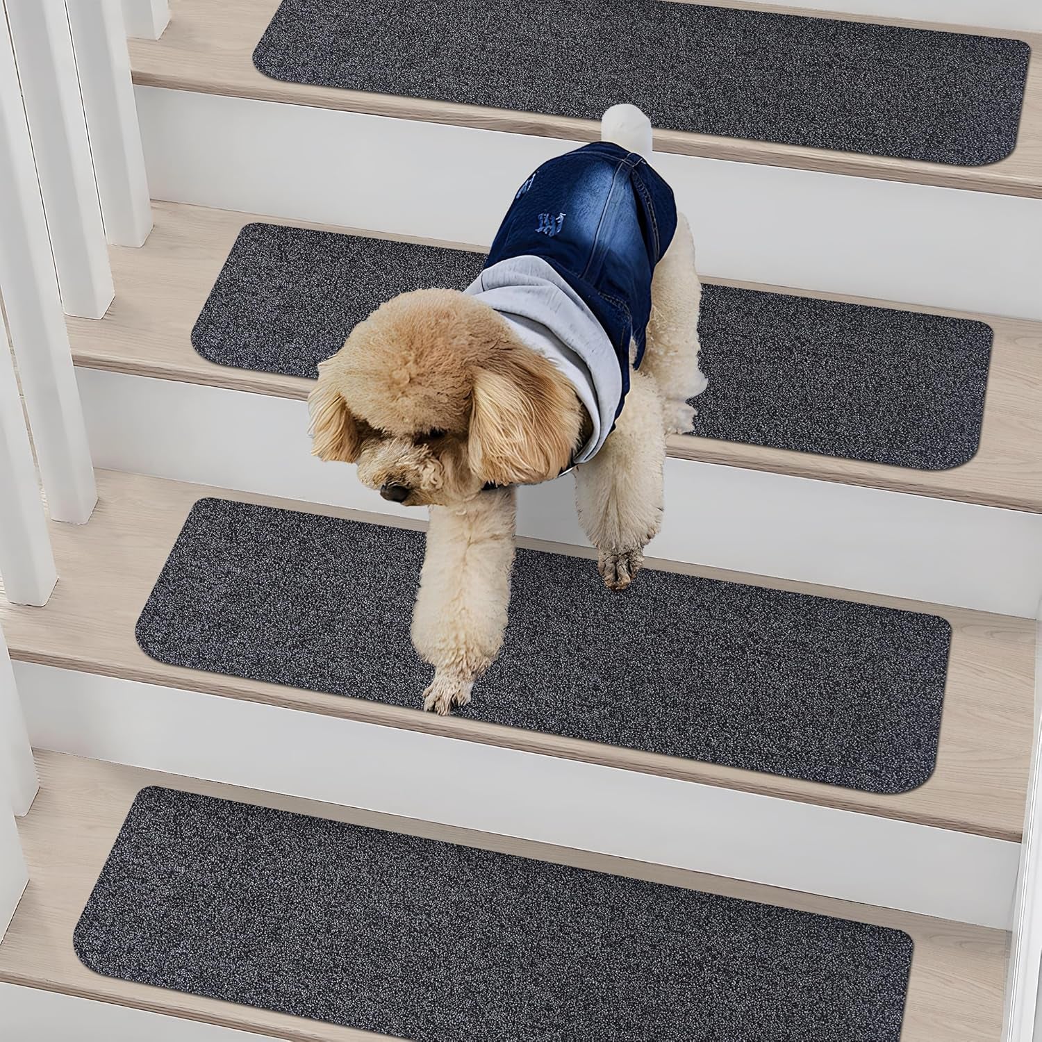 Non-slip stair treads with TPE backing, measuring 22 x 70 cm. Machine washable, self-adhesive pads are made of 100% polyester