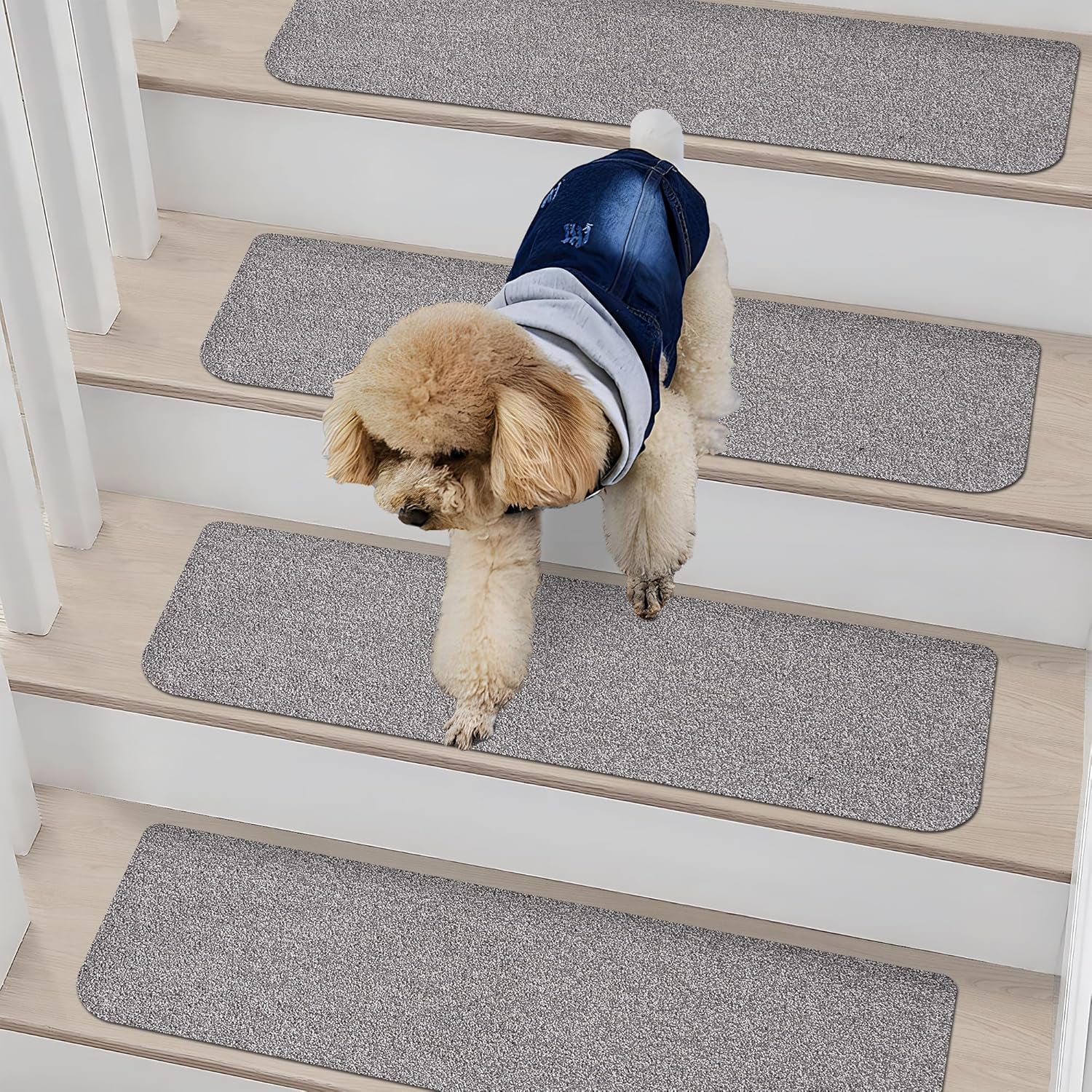 Non-slip stair treads with TPE backing, measuring 22 x 70 cm. Machine washable, self-adhesive pads are made of 100% polyester