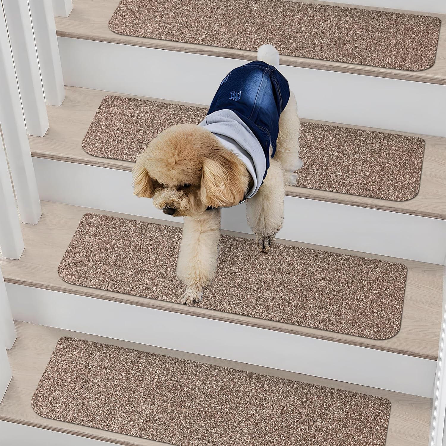Non-slip stair treads with TPE backing, measuring 22 x 70 cm. Machine washable, self-adhesive pads are made of 100% polyester
