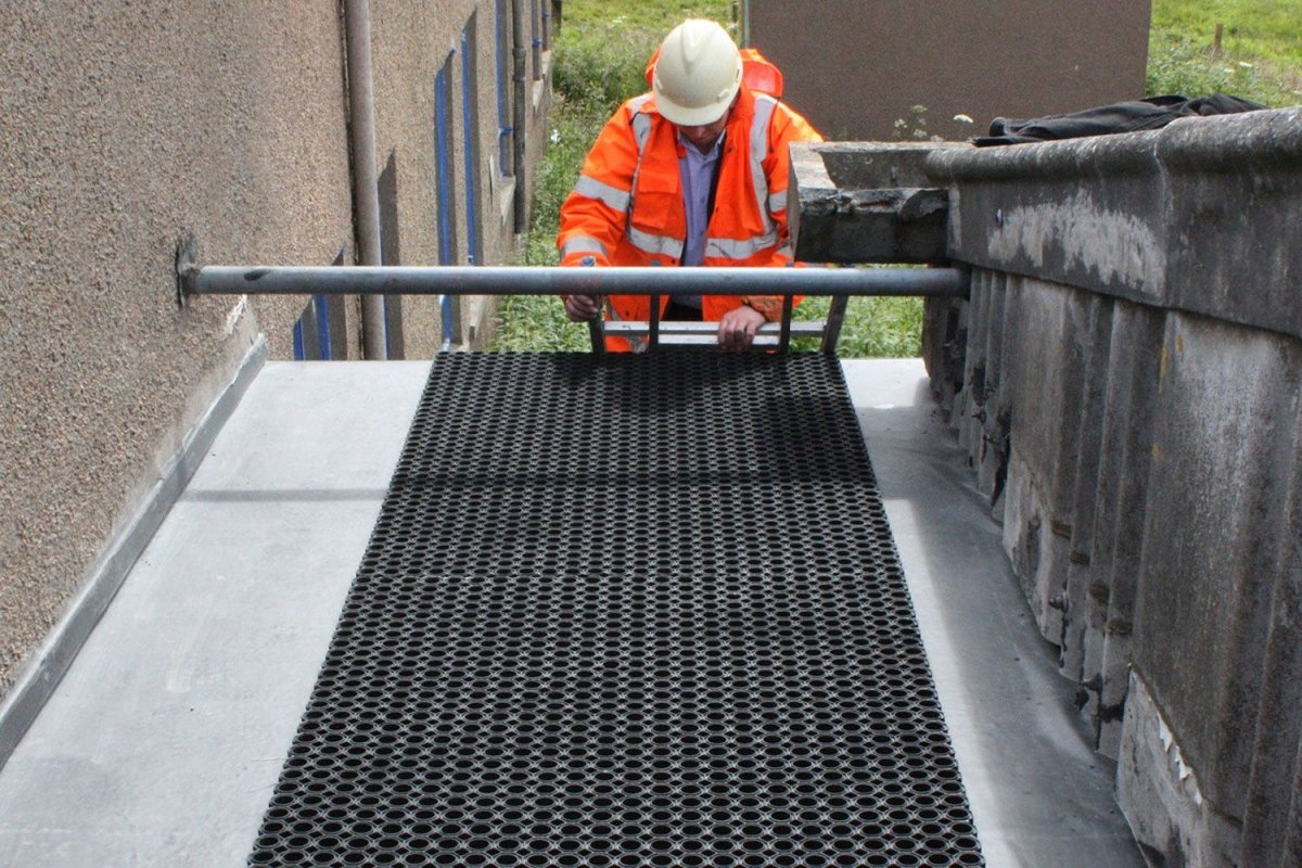 Cellmax Rubber Duckboard Matting 100 x 150cm - Slips Away - CM3959 - 