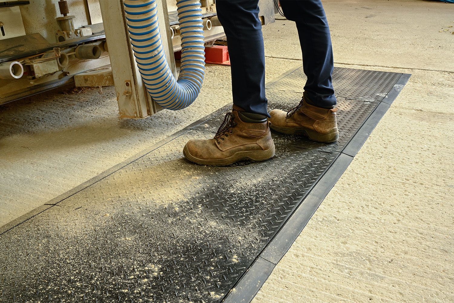 Diamond Interlock Rubber Mat: Anti-fatigue and slip-resistant. Ideal for simple on-site installation in industrial environments.