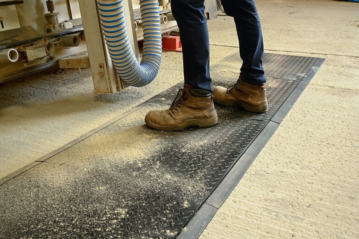 Diamond Interlock Rubber Mat: Anti - fatigue and slip - resistant. Ideal for simple on - site installation in industrial environments. - Slips Away - DC2831 - 