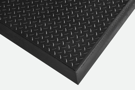 Diamond Interlock Rubber Mat: Anti - fatigue and slip - resistant. Ideal for simple on - site installation in industrial environments. - Slips Away - DC2831 - 