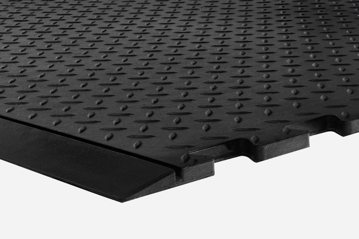 Diamond Interlock Rubber Mat: Anti - fatigue and slip - resistant. Ideal for simple on - site installation in industrial environments. - Slips Away - DC2831 - 