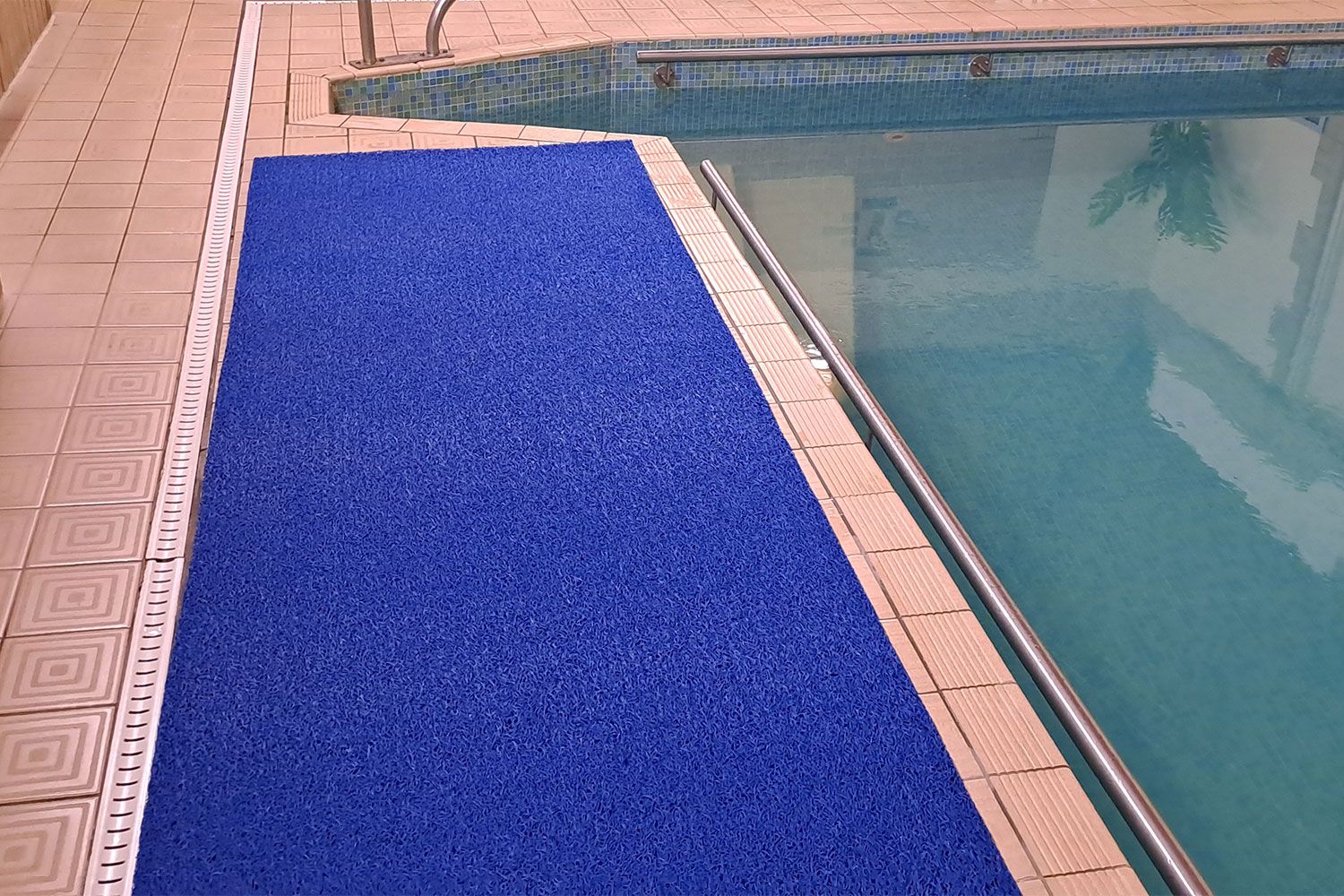 Soft Vinyl Spaghetti Matting – Comfort & Safety for Swimming Pools, Marinas & Boats