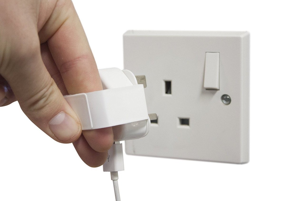 Plug Mate , makes it easier to remove plugs from sockets - Slips Away
