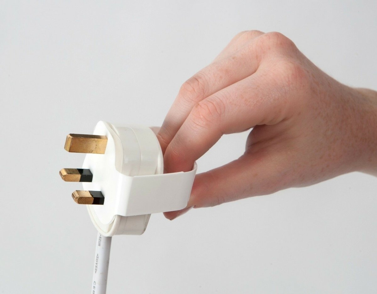 Base Plug Easy Remove Plug Mate , makes it easier to remove plugs from sockets - Slips Away
